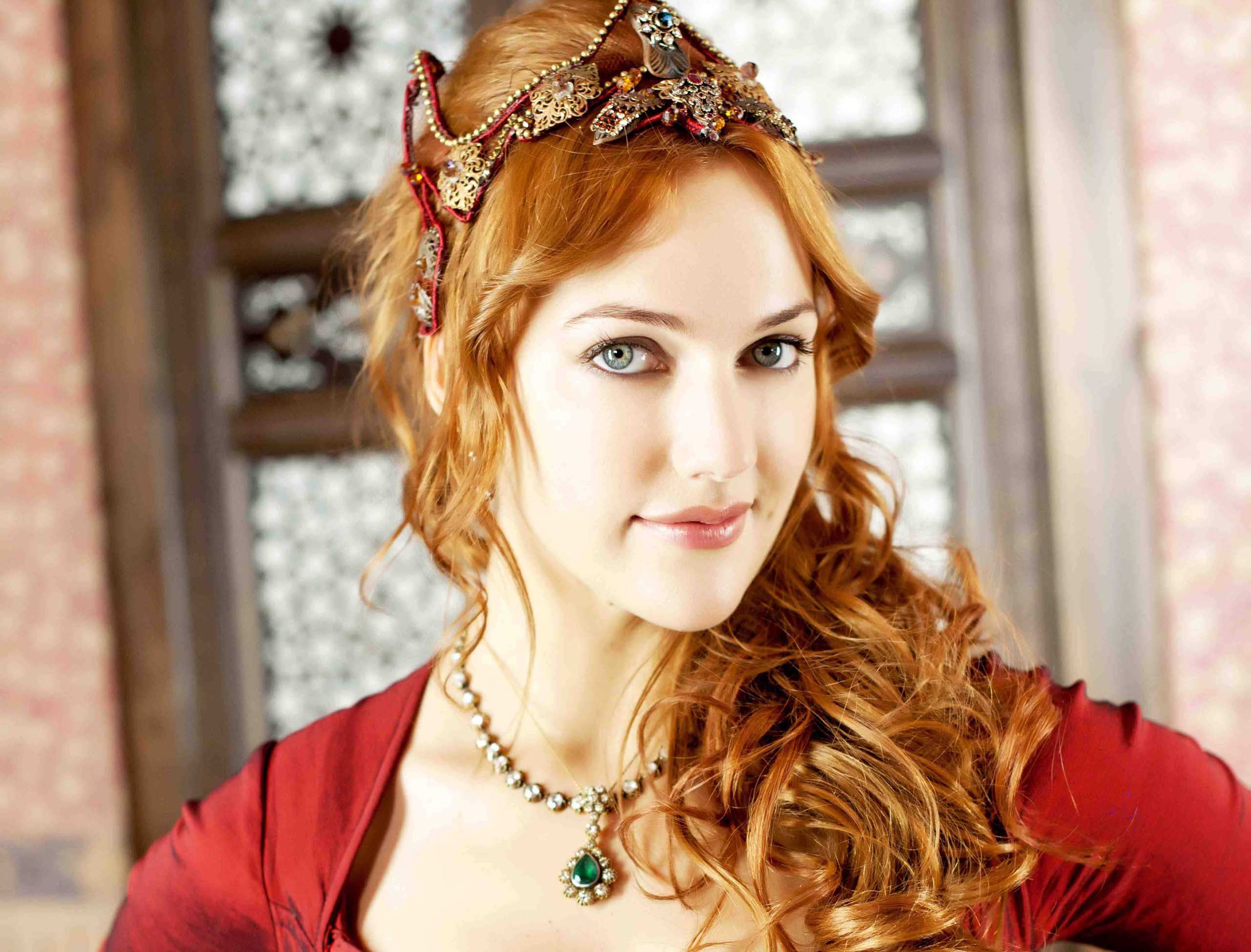 Meryem Uzerli - Biography, Height & Life Story | Super Stars Bio