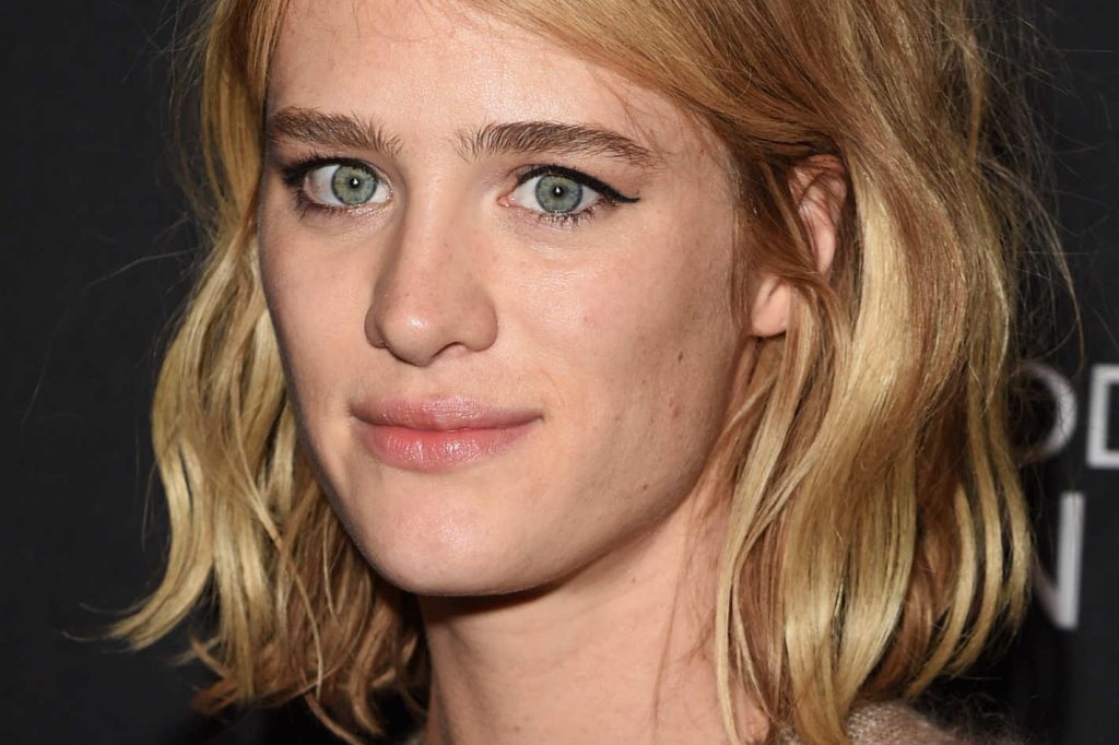 Mackenzie Davis - Biography, Height & Life Story | Super Stars Bio