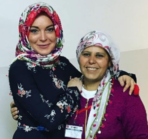 Lindsay Lohan wearing Hijab while working in Turkey to help Syrian refugees