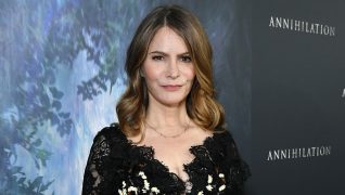 Jennifer Jason Leigh - Biography, Height & Life Story | Super Stars Bio