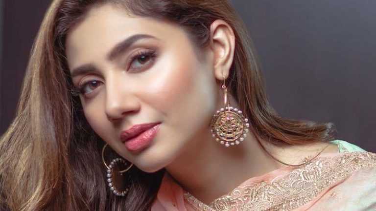 Mahira Khan and Fatima Bhutto spotted at National Theatre, London