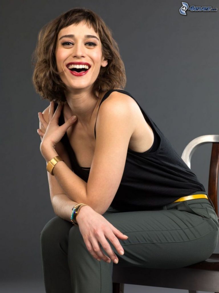 Lizzy Caplan - Biography, Height & Life Story | Super Stars Bio