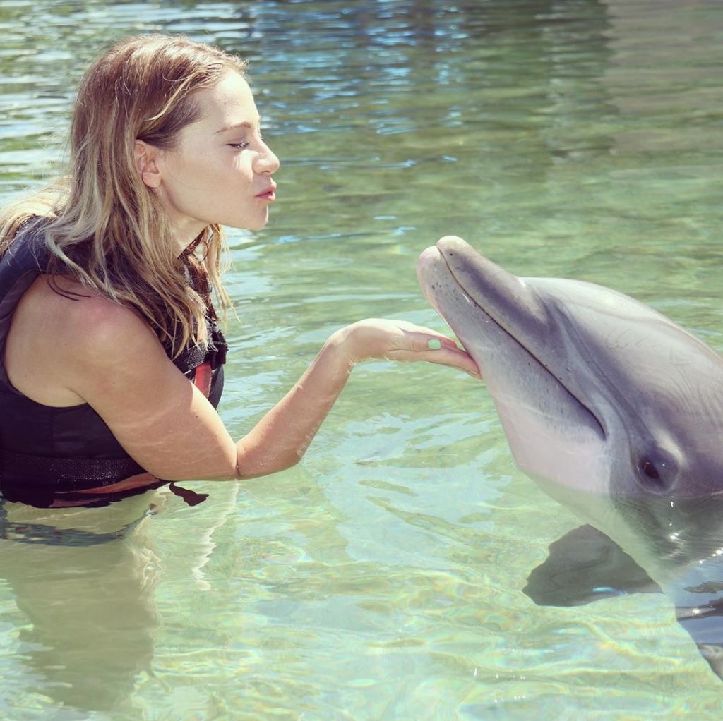 Amanda Leighton Biography, Height & Life Story Super Stars Bio