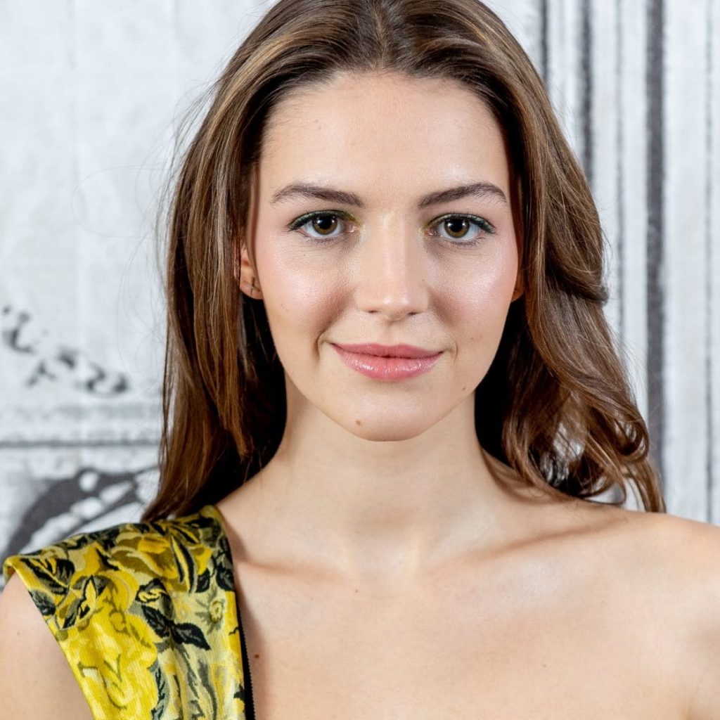 Ella Hunt - Biography, Height & Life Story | Super Stars Bio