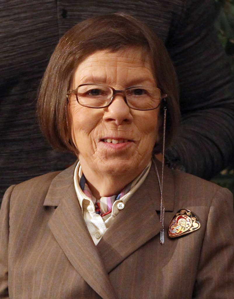 Linda Hunt - Biography, Height & Life Story | Super Stars Bio