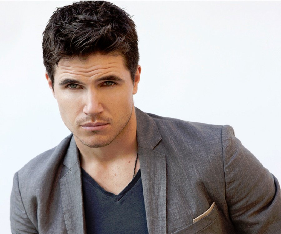 Robbie Amell Gallery | Super Stars Bio