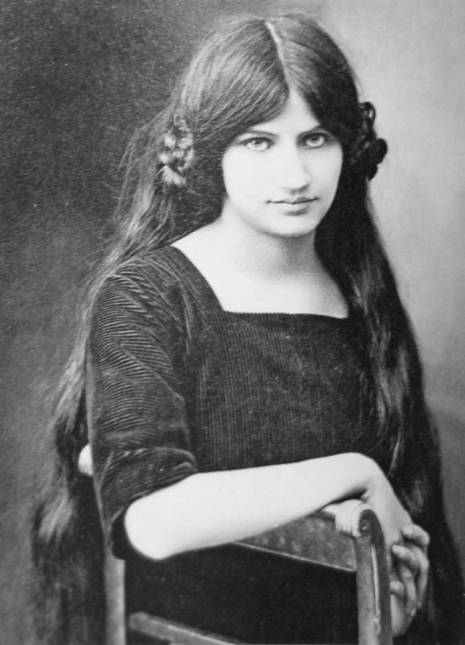Jeanne Hébuterne Biography, Height & Life Story Super Stars Bio