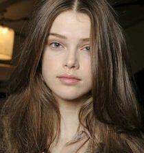 Julia Saner Model