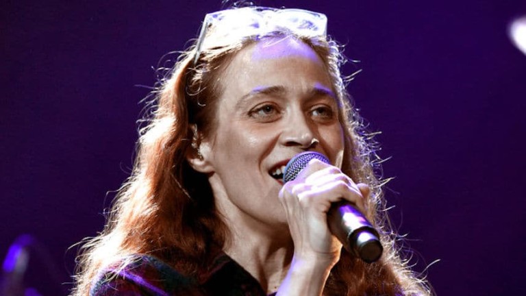 Fiona Apple - Biography, Height & Life Story | Super Stars Bio