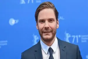 Daniel Brühl Helped Bring One of Spain’s Most Famous Roulette Stories to the Screen