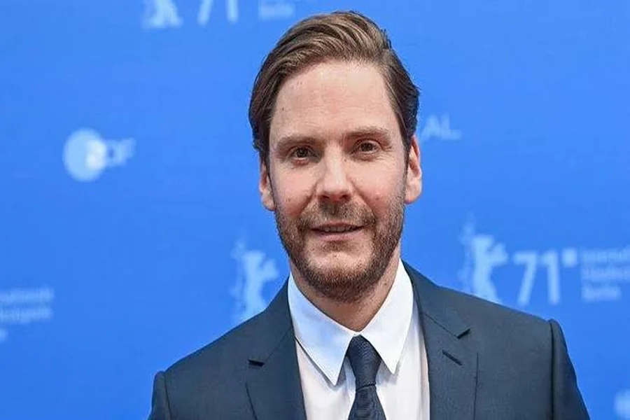 Daniel Brühl Helped Bring One of Spain’s Most Famous Roulette Stories to the Screen